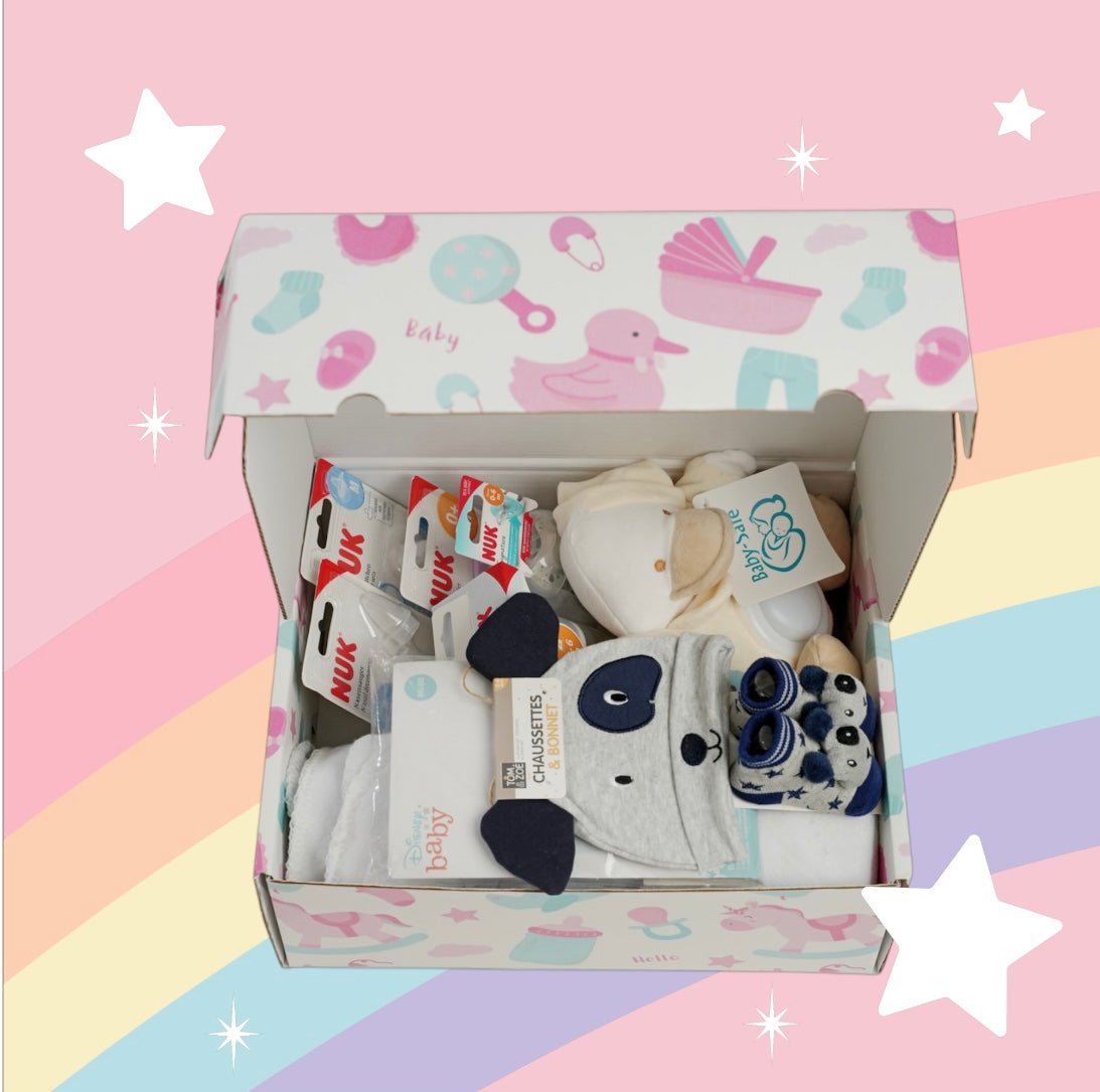 Die Babybox für einen perfekten Start ins Leben: Diese liebevoll zusammengestellte Box enthält alles, was Eltern für die ersten Wochen brauchen. Ein NUK Nasensauger für eine sanfte Reinigung, ein NUK Schnuller für beruhigende Momente und eine NUK Babyflasche für unkomplizierte Fütterungen. Der NUK Beißring hilft beim Zahnen und weiche Babyschuhe sowie eine Babymütze halten das Baby warm. Ein Disney Mickey Mouse Babystrampler für süße Looks, eine kuschelige Kuscheldecke und ein sanftes Nachtlicht für ruhige 