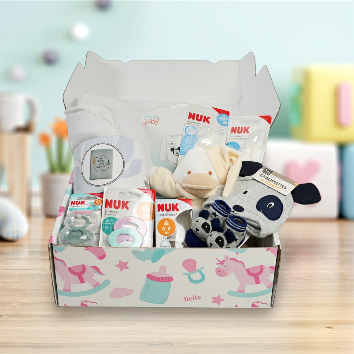 Willkommen Baby! Diese Babybox ist das ideale Starterpaket für Eltern und ihr Neugeborenes. Mit dem NUK Nasensauger für eine sanfte Nasenreinigung und einem NUK Schnuller für angenehme Ruhephasen ist das Baby bestens versorgt. Die NUK Babyflasche bietet praktische Hilfe beim Füttern, während der NUK Beißring das Zahnen erleichtert. Kuschelige Babyschuhe, eine niedliche Babymütze und ein stylischer Disney Mickey Mouse Babystrampler machen die ersten Tage perfekt. Die weiche Kuscheldecke sorgt für wohlige Wär