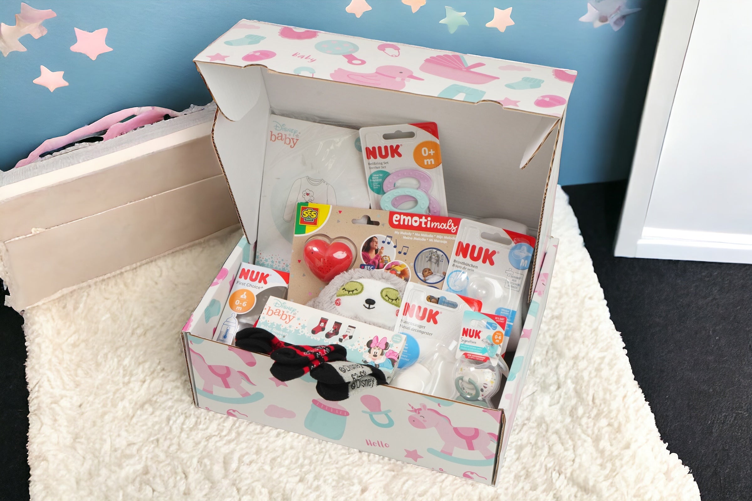 9-teilige Babybox für werdende Mütter Erstausstattung: Ein liebevoll zusammengestelltes Set aus neun unverzichtbaren Babyartikeln, um werdenden Müttern einen guten Start ins Elternsein zu ermöglichen. Enthält alles von Kleidung über Pflegeprodukte bis hin zu kleinen Spielzeugen.